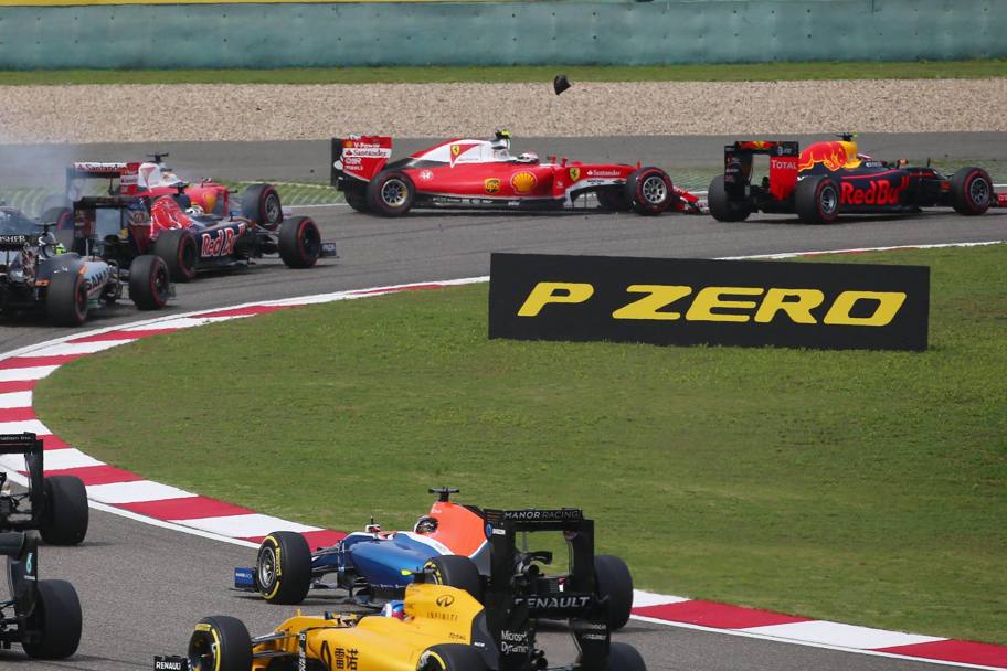 Tra la prima e la seconda curva Daniil Kvyat su Red Bull entra sulla destra e spiazza Vettel che si trova cos stretto tra il compagno di squadra Kimi Raikkonen e la Red Bull